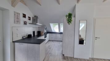 Een koelkast, een microgolfoven, een oven, een kookplaat