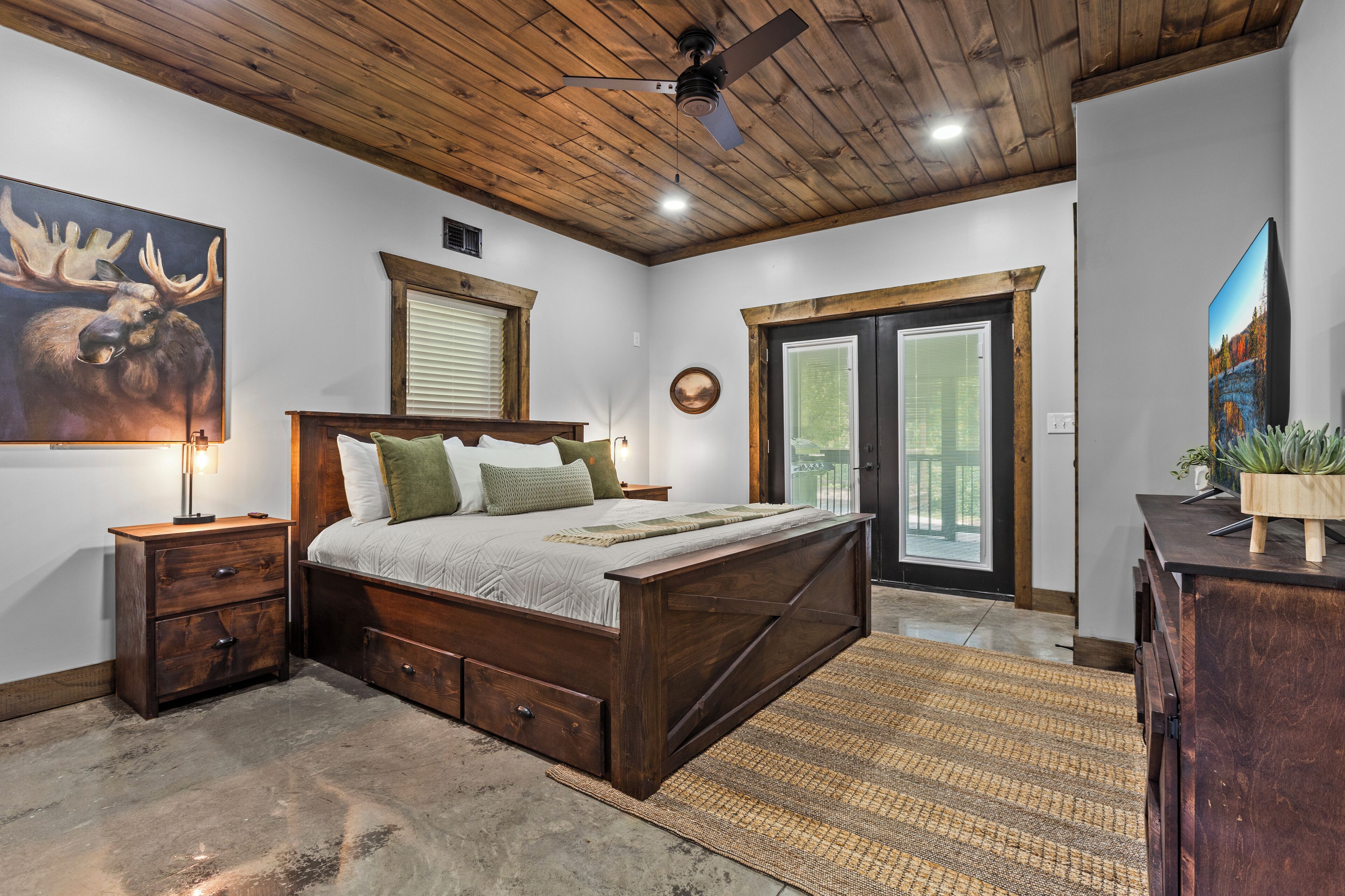 4 bedrooms, iron/ironing board, WiFi, bed sheets