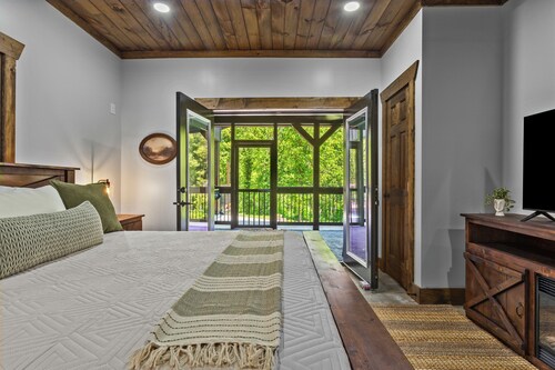 New Barn/ Sleeps 12/ 2 Hot Tubs/ EV Charger