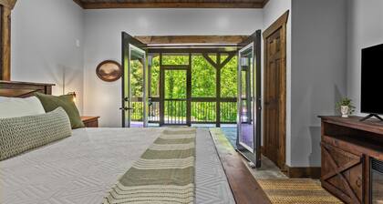 New Barn/ Sleeps 12/ 2 Hot Tubs/ EV Charger