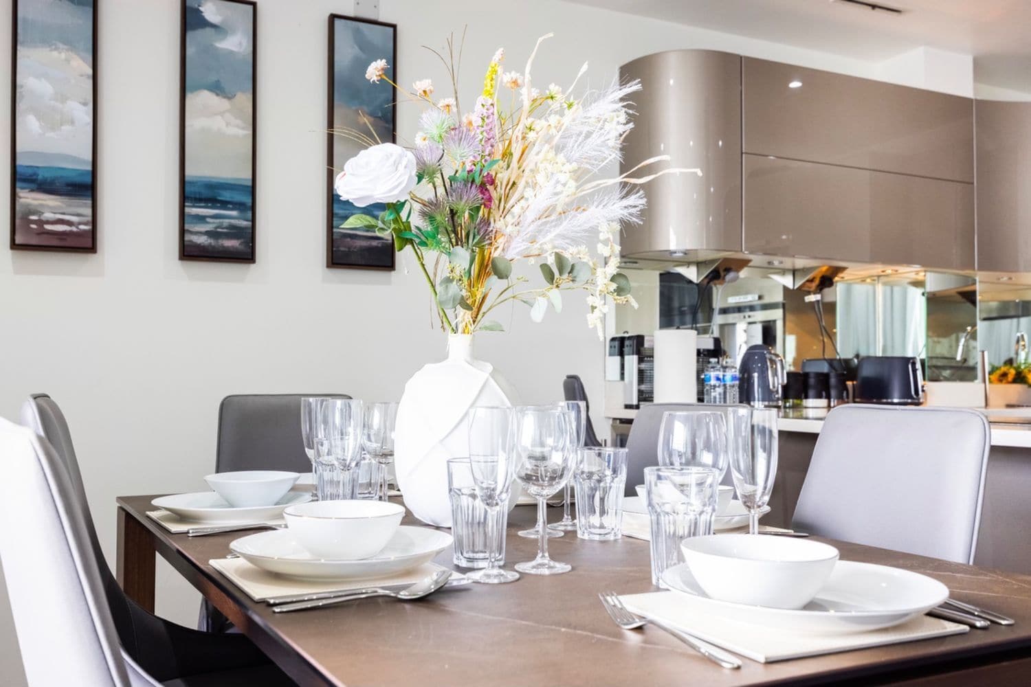 تناول الطعام داخل الغرفة