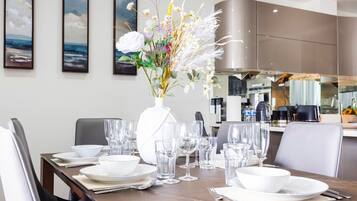 Superior Apartment, Balcony, City View | In-room dining