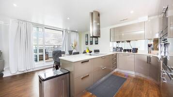 Superior Apartment, Balcony, City View | Private kitchen