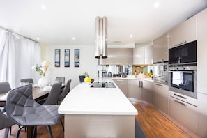 Superior Apartment, Balcony, City View | Private kitchen