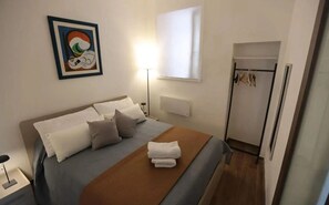 1 غرفة نوم ومكواة/لوح كي وخدمة الإنترنت وملاءات أسرّة