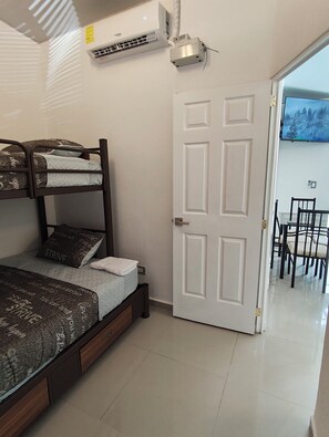 2 bedrooms, iron/ironing board, WiFi, bed sheets - Luxury Living Apartment P1001 (San Miguel)