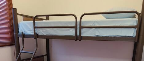 2 slaapkamers, een strijkplank/strijkijzer, wifi, beddengoed