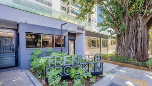A modern building with a sign reading "TRENDSO BROOKIN" and the number "545" above the entrance. - Modern Studios in a Building With a Pool in Vila Cordeiro - CTB (São Paulo)
