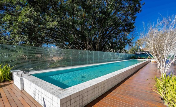 Apartamento básico | Piscina | Una piscina al aire libre