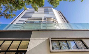 Exterior detail - Modern Studios in a Building With a Pool in Vila Cordeiro - CTB (São Paulo)