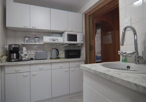 Bungalow | Private kitchen | Fridge