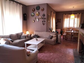 TV, fireplace, table tennis, stereo