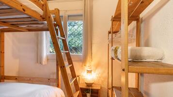 5 bedrooms, iron/ironing board, WiFi, bed sheets