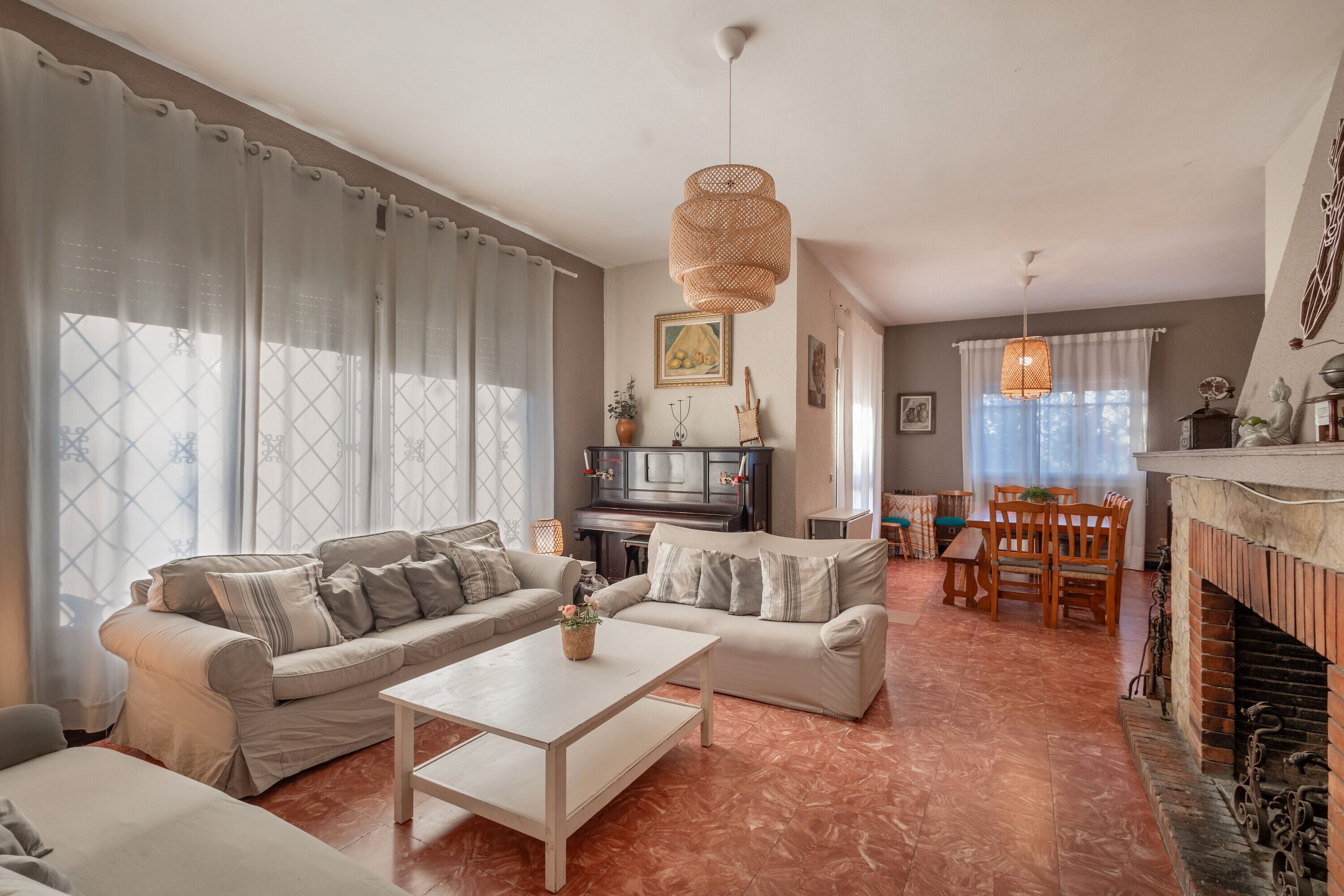 Een televisie, een open haard, een tafeltennistafel en een stereo