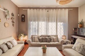 TV, fireplace, table tennis, stereo