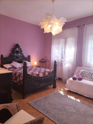 Iron/ironing board, WiFi, bed sheets