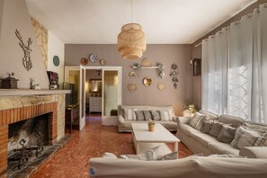 TV, fireplace, table tennis, stereo