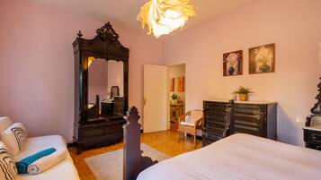 5 bedrooms, iron/ironing board, WiFi, bed sheets