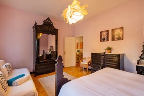 5 bedrooms, iron/ironing board, WiFi, bed sheets