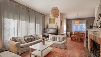 TV, fireplace, ping pong, stereo