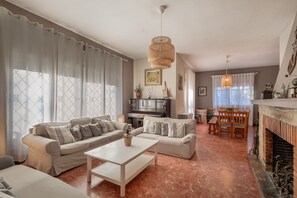 TV, fireplace, table tennis, stereo