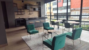 المنشأة من الداخل