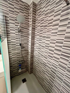 Een douche, een haardroger, handdoeken, toiletpapier
