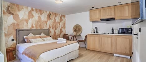 Apartment | Laptop workspace, iron/ironing board, bed sheets