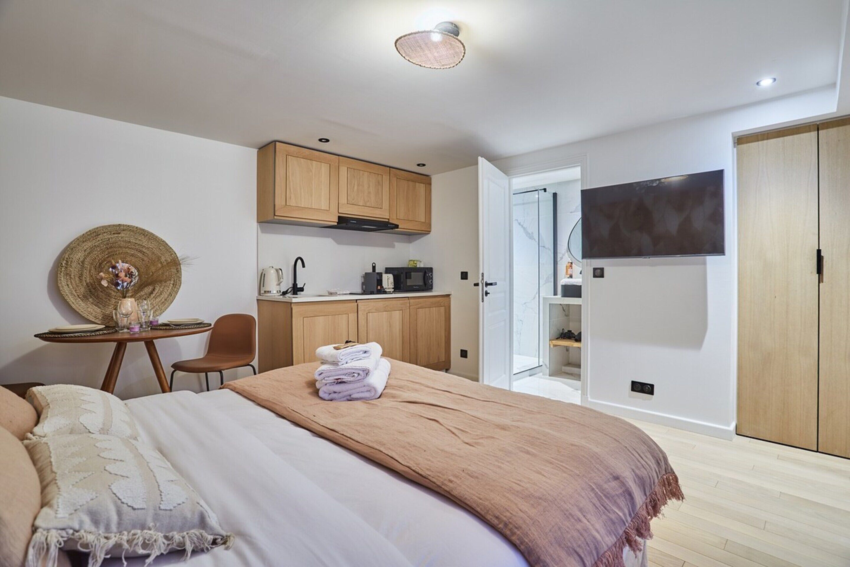 Apartment | Laptop workspace, iron/ironing board, bed sheets