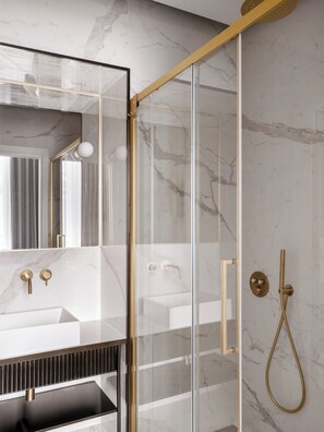 Quarto casal standard | Banheiro | Chuveiro, chuveiro com efeito de chuva, secador de cabelo, bidê
