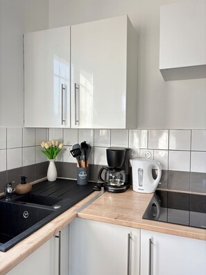 Réfrigérateur, micro-ondes, four, plaque de cuisson