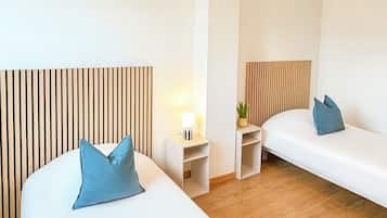 3 slaapkamers, een strijkplank/strijkijzer, gratis wifi, beddengoed