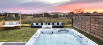 WHOLE HOUSE JACUZZI RECEPTION OPEN 24/7