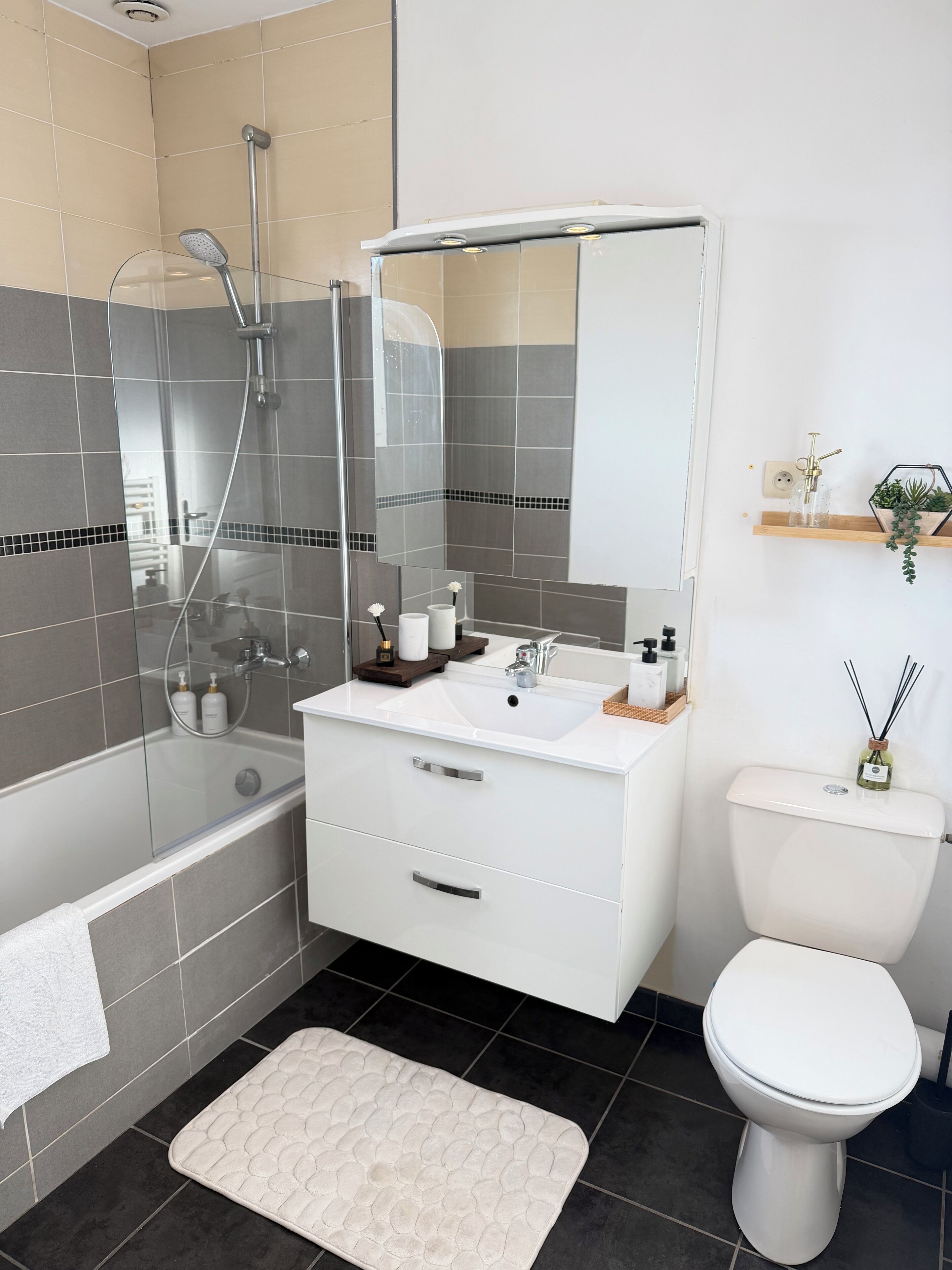 Handtücher, Seife, Shampoo, Toilettenpapier