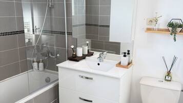 Handtücher, Seife, Shampoo, Toilettenpapier