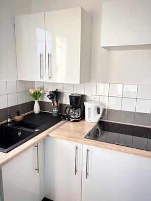 Refrigerador, microondas, horno, placa de cocina