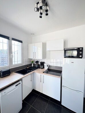 冷蔵庫、電子レンジ、オーブン、コンロ