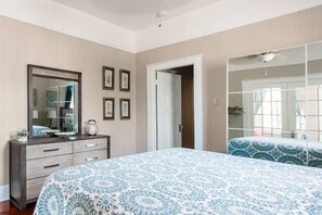 2 chambres, fer et planche à repasser, lit de bébé portatif
