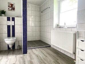 Secadora de cabello, toallas, jabón, papel de baño 