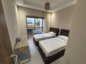 2 عدّة غرف نوم وخدمة الإنترنت وملاءات أسرّة