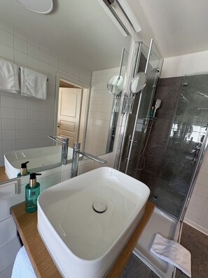 Chambre Deluxe Double ou avec lits jumeaux, non-fumeurs, vue ville | Salle de bain