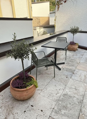 Deluxe Double or Twin Room, Housekeeping, Courtyard View | Terrace/patio