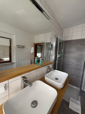 Habitación cuádruple Deluxe, para no fumadores, vista a la ciudad | Baño