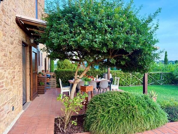 Outdoor dining - Vacation home with 360° panoramic view of the Tuscan hills. (Volterra)