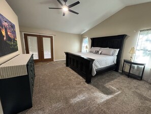 5 bedrooms, iron/ironing board, WiFi, bed sheets