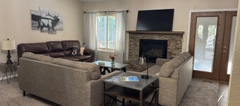 WildPine 5-bedroom house minutes from Colorado Springs but nestled in the pines