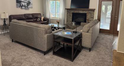 WildPine 5-bedroom house minutes from Colorado Springs but nestled in the pines