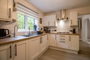 Jääkaappi, mikroaaltouuni, uuni, liesi