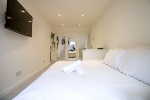 4 bedrooms, iron/ironing board, free WiFi, bed sheets