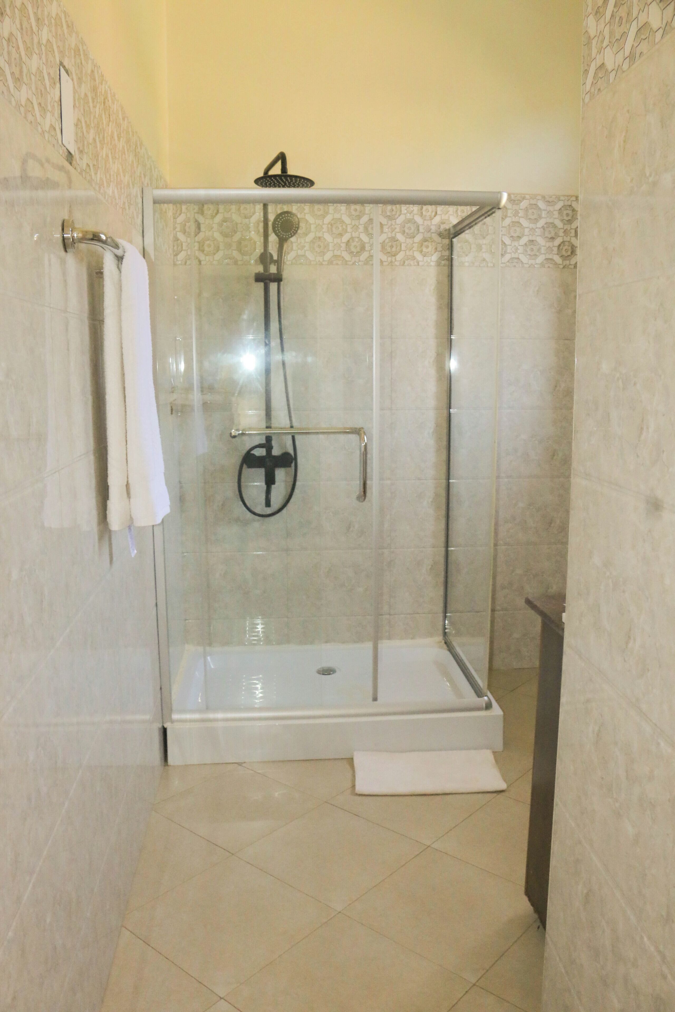 Superior tweepersoonskamer, balkon, uitzicht op meer | Badkamer | Een douche, gratis toiletartikelen, pantoffels, zeep